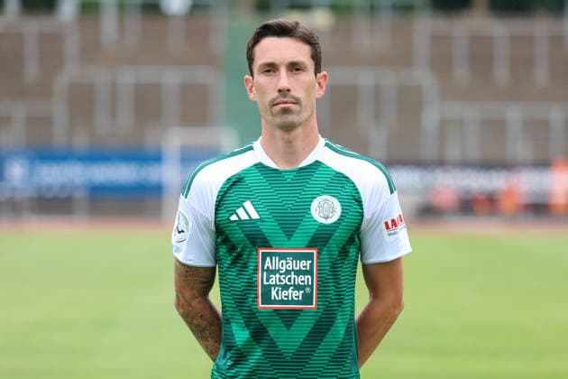 30.07.2026, xrekx, Fussball Regionalliga Suedwest, FC Homburg - Fototermin Saison 2026 27 v.l. Phillipp Steinhart (FC 08 Homburg) (DFL DFB REGULATIONS PROHIBIT ANY USE OF PHOTOGRAPHS as IMAGE SEQUENCES and or QUASI-VIDEO) Homburg *** July 30, 2026, xrekx, Regional League Southwest Soccer, FC Homburg Photo Session, 2026–27 Season; from left: Phillipp Steinhart, FC 08 Homburg. DFL and DFB regulations prohibit any use of photographs as image sequences and or quasi-video. Homburg