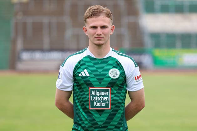 30.07.2026, xrekx, Fussball Regionalliga Suedwest, FC Homburg - Fototermin Saison 2026 27 v.l. Noel Weinel (FC 08 Homburg) (DFL DFB REGULATIONS PROHIBIT ANY USE OF PHOTOGRAPHS as IMAGE SEQUENCES and or QUASI-VIDEO) Homburg *** July 30, 2026, xrekx, Soccer Regional League Southwest, FC Homburg Photo Op for the 2026–27 Season; from left: Noel Weinel, FC 08 Homburg. DFL and DFB regulations prohibit any use of photographs as image sequences and or quasi-video. Homburg