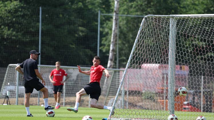 30.07.2026, xrekx, Fussball 2.Bundesliga, 1.FC Kaiserslautern - Training v.l. Torsten Lieberknecht Trainer (1.FC Kaiserslautern) Erencan YardÄ±mc (1.FC Kaiserslautern) (DFL DFB REGULATIONS PROHIBIT ANY USE OF PHOTOGRAPHS as IMAGE SEQUENCES and or QUASI-VIDEO) Kaiserslautern *** July 30, 2026, xrekx, Soccer 2. Bundesliga, 1 FC Kaiserslautern Training: Torsten Lieberknecht, Coach of 1 FC Kaiserslautern; Erencan Yardimci, 1 FC Kaiserslautern. DFL and DFB regulations prohibit any use of photographs as image sequences and or quasi-video. Kaiserslautern