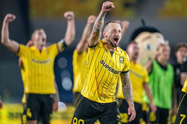 Sport Bilder des Tages STADION MIEJSKI KATOWICE UL NOWA BUKOWA 1A KATOWICE 30.07.2026 PILKA NOZNA LIGA KONFERENCJI KWALIFIKACJE SEZON 2026 2027 FOOTBALL KONFERENCE LEAGUE SEASON 2026 2027 GKS KATOWICE VS MSK ZILINA ADAM ZRELAK CIESZYNKA PO MECZU SPIEW RADOSC FOT.Kamil Wolny NEWSPIX.PL --- newspix.pl POLAND OUT! 