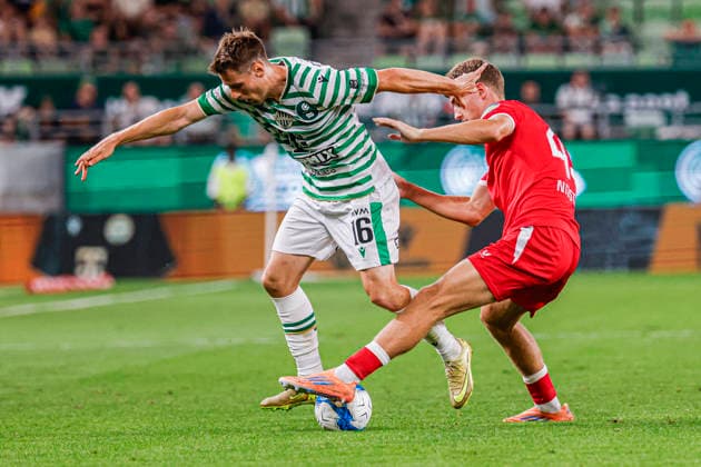 BUDAPEST, HUNGARY - JULY 30: Kristoffer Zachariassen of Ferencvaros battles for possession with Ruud Nijstad of FC Twente during the UEFA Europa League 2026 27 Second Qualifying Round Second Leg match between Ferencvaros and FC Twente at Groupama Arena on July 30, 2026 in Budapest, Hungary.  Copyright: xMTB-Photo MB-Mediax
