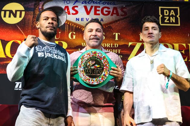 July 30, 2026: Golden Boy Promotions CEO Oscar De La Hoya hold the WBC belt as Lamont Roach Jr. and William Zepeda pose on stage during the press conference, PK, Pressekonferenz for the Roach Jr. vs Zepeda event at the Skybox Lounge inside the Virgin Hotels on July 30, 2026 in Las Vegas, NV. CSM. Las Vegas United States of America - ZUMAc04_ 20260730_zma_c04_078 Copyright: xChristopherxTrimx