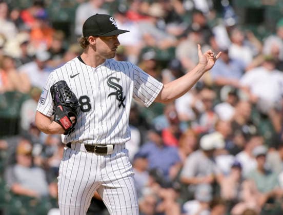 Chicago White Sox pitcher Chris Murphy (38) signals to 2nd against the New York Yankees during the tenth inning at Rate Field in Chicago, IL on Thursday, July 30, 2026. The White Sox defeated the Yankees 2-1.  CHI20260730128 MARKxBLACK
