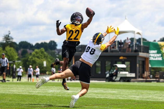 July 30, 2026, Latrobe, Pennsylvania, USA: Pittsburgh Steelers cornerback ASANTE SAMUEL JR. (22) leaps to break up a pass intended for tight end PAT FREIERMUTH (88) during the Pittsburgh Steelers Training Camp in Latrobe, Pennsylvania. NFL, American Football Herren, USA 2026: Pittsburgh Steelers Training Camp  - ZUMAg257 20260730_zsp_g257_008 Copyright: xBrentxGudenschwagerx