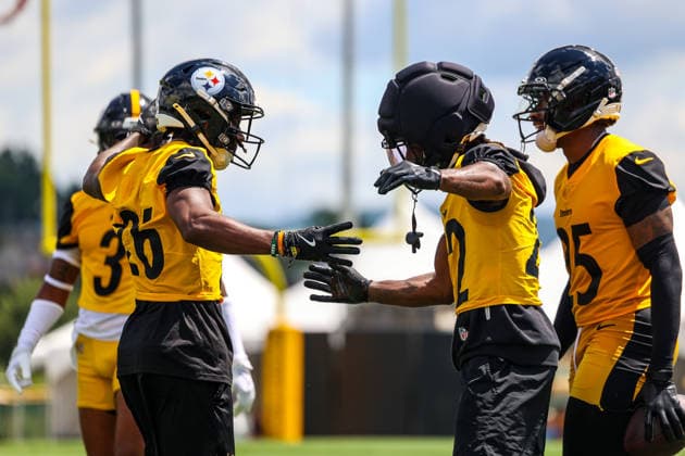 July 30, 2026, Latrobe, Pennsylvania, USA: Pittsburgh Steelers cornerbacks ASANTE SAMUEL JR. (22) and BRANDIN ECHOLS (26) celebrate after a play during the Pittsburgh Steelers Training Camp in Latrobe, Pennsylvania. NFL, American Football Herren, USA 2026: Pittsburgh Steelers Training Camp  - ZUMAg257 20260730_zsp_g257_021 Copyright: xBrentxGudenschwagerx