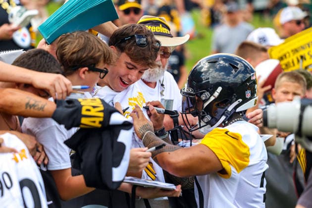 July 30, 2026, Latrobe, Pennsylvania, USA: Pittsburgh Steelers running back JAYLEN WARREN (30) signs autographs for fans after the Pittsburgh Steelers Training Camp in Latrobe, Pennsylvania. NFL, American Football Herren, USA 2026: Pittsburgh Steelers Training Camp  - ZUMAg257 20260730_zsp_g257_036 Copyright: xBrentxGudenschwagerx