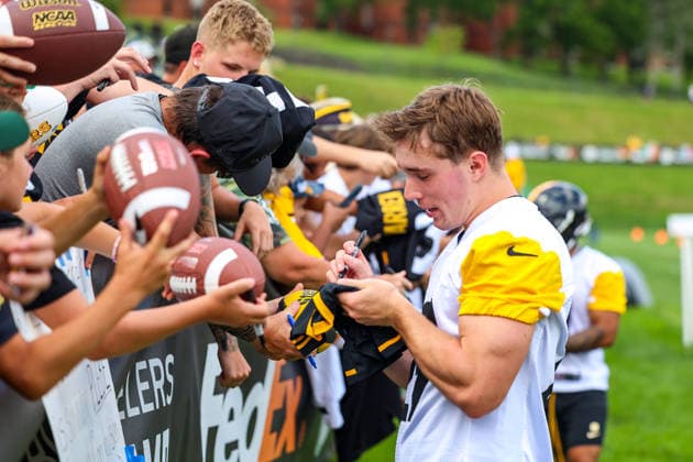 July 30, 2026, Latrobe, Pennsylvania, USA: Pittsburgh Steelers running back ELI HEIDENREICH (29) signs autographs for fans after the Pittsburgh Steelers Training Camp in Latrobe, Pennsylvania. Latrobe USA - ZUMAg257 20260730_zsp_g257_042 Copyright: xBrentxGudenschwagerx