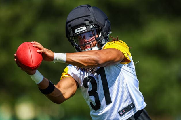 July 30, 2026, Latrobe, Pennsylvania, USA: Pittsburgh Steelers fullback RILEY NOWAKOWSKI (37) catches a pass during the Pittsburgh Steelers Training Camp in Latrobe, Pennsylvania. Latrobe USA - ZUMAg257 20260730_zsp_g257_048 Copyright: xBrentxGudenschwagerx
