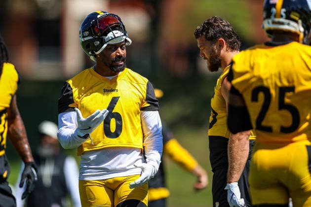 July 30, 2026, Latrobe, Pennsylvania, USA: Pittsburgh Steelers linebacker PATRICK QUEEN (6) talks with defensive end GABRIEL RUBIO (96) during the Pittsburgh Steelers Training Camp in Latrobe, Pennsylvania. NFL, American Football Herren, USA 2026: Pittsburgh Steelers Training Camp  - ZUMAg257 20260730_zsp_g257_067 Copyright: xBrentxGudenschwagerx