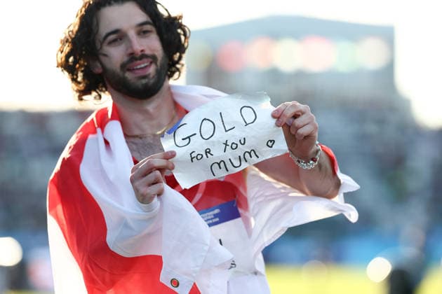 Sport Bilder des Tages July 30, 2026, Glasgow, Scotland, Great Britain: ZACHARY SHAW of England celebrates winning the Athletics Men s 100m T12 Final of the Commonwealth Games Glasgow 2026 at the Scotstoun Stadium in Glasgow, Scotland and got a message for his mother. Commowealth Games 2026: Athletics  - ZUMAc179 20260730_zep_c179_112 Copyright: xMickaelxChavetx