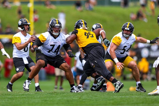 July 30, 2026, Latrobe, Pennsylvania, USA: Pittsburgh Steelers offensive lineman SPENCER ANDERSON (74) and ZACH FRAZIER (54) blocks for quarterback AARON RODGERS (8) during the Pittsburgh Steelers Training Camp in Latrobe, Pennsylvania. NFL, American Football Herren, USA 2026: Pittsburgh Steelers Training Camp  - ZUMAg257 20260730_zsp_g257_087 Copyright: xBrentxGudenschwagerx