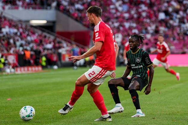 Fussball, UEFA Europa League Qualifikation: SL Benfica vs. FC St. Gallen 1879, Donnerstag, 30.07.2026 (Estadio da Luz, Lissabon, Portugal); ClÃ ment Lenglet, Clement Lenglet (2, SL Benfica), Aliou BaldÃ , Aliou Balde (14, FC St. Gallen) *** Soccer, UEFA Europa League Qualifying: SL Benfica vs. FC St. Gallen 1879, Thursday, July 30, 2026, Estadio da Luz, Lisbon, Portugal: Clément Lenglet, Clement Lenglet 2, SL Benfica, Aliou Balde, Aliou Balde 14, FC St. Gallen Copyright: xValentinxDomgjonix