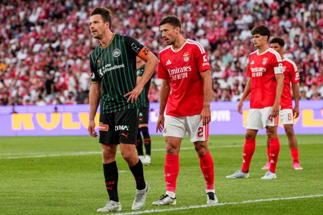Fussball, UEFA Europa League Qualifikation: SL Benfica vs. FC St. Gallen 1879, Donnerstag, 30.07.2026 (Estadio da Luz, Lissabon, Portugal); Lukas Görtler (16, FC St. Gallen), ClÃ ment Lenglet, Clement Lenglet (2, SL Benfica) *** Soccer, UEFA Europa League Qualifying: SL Benfica vs. FC St. Gallen 1879, Thursday, July 30, 2026, Estadio da Luz, Lisbon, Portugal; Lukas Görtler 16, FC St. Gallen; Clément Lenglet, Clement Lenglet 2, SL Benfica Copyright: xValentinxDomgjonix