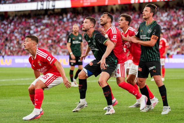 Fussball, UEFA Europa League Qualifikation: SL Benfica vs. FC St. Gallen 1879, Donnerstag, 30.07.2026 (Estadio da Luz, Lissabon, Portugal); Samuel Dahl (26, SL Benfica), Tom Gaal (26, FC St. Gallen), Evangelos Pavlidis (14, SL Benfica), Enzo Barrenechea (5, SL Benfica), Lukas Görtler (16, FC St. Gallen) *** Soccer, UEFA Europa League Qualifying: SL Benfica vs. FC St. Gallen 1879, Thursday, July 30, 2026, Estadio da Luz, Lisbon, Portugal: Samuel Dahl (26), SL Benfica; Tom Gaal (26), FC St. Gallen; Evangelos Pavlidis (14), SL Benfica; Enzo Barrenechea (5), SL Benfica; Lukas Görtler 16, FC St. Gallen Copyright: xValentinxDomgjonix
