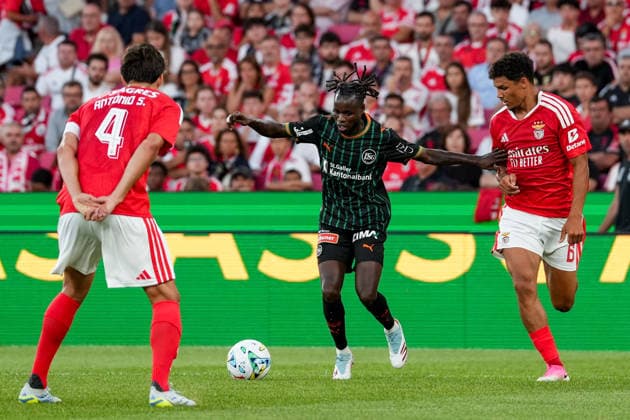 Fussball, UEFA Europa League Qualifikation: SL Benfica vs. FC St. Gallen 1879, Donnerstag, 30.07.2026 (Estadio da Luz, Lissabon, Portugal); Antonio Silva, Antonio Silva (4, SL Benfica), Alexander Bah (6, SL Benfica), Aliou BaldÃ , Aliou Balde (14, FC St. Gallen) *** Soccer, UEFA Europa League Qualifying: SL Benfica vs. FC St. Gallen 1879, Thursday, July 30, 2026, Estadio da Luz, Lisbon, Portugal: Antonio Silva, Antonio Silva 4, SL Benfica, Alexander Bah 6, SL Benfica, Aliou Balde, Aliou Balde 14, FC St. Gallen Copyright: xValentinxDomgjonix