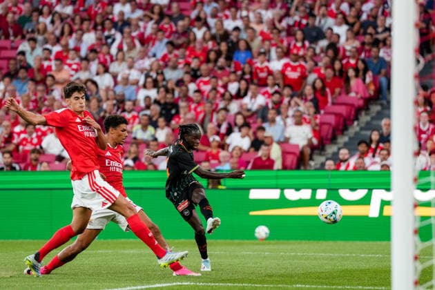 Fussball, UEFA Europa League Qualifikation: SL Benfica vs. FC St. Gallen 1879, Donnerstag, 30.07.2026 (Estadio da Luz, Lissabon, Portugal); Antonio Silva, Antonio Silva (4, SL Benfica), Alexander Bah (6, SL Benfica), Aliou BaldÃ , Aliou Balde (14, FC St. Gallen) *** Soccer, UEFA Europa League Qualifying: SL Benfica vs. FC St. Gallen 1879, Thursday, July 30, 2026, Estadio da Luz, Lisbon, Portugal: Antonio Silva, Antonio Silva 4, SL Benfica, Alexander Bah 6, SL Benfica, Aliou Balde, Aliou Balde 14, FC St. Gallen Copyright: xValentinxDomgjonix