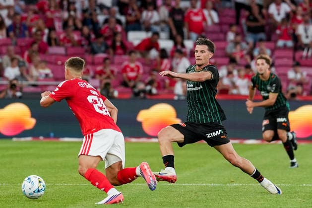 Fussball, UEFA Europa League Qualifikation: SL Benfica vs. FC St. Gallen 1879, Donnerstag, 30.07.2026 (Estadio da Luz, Lissabon, Portugal); Samuel Dahl (26, SL Benfica), Hugo Vandermersch (28, FC St. Gallen) *** Soccer, UEFA Europa League Qualifying: SL Benfica vs. FC St. Gallen 1879, Thursday, July 30, 2026, Estadio da Luz, Lisbon, Portugal; Samuel Dahl (26), SL Benfica; Hugo Vandermersch (28), FC St. Gallen Copyright: xValentinxDomgjonix