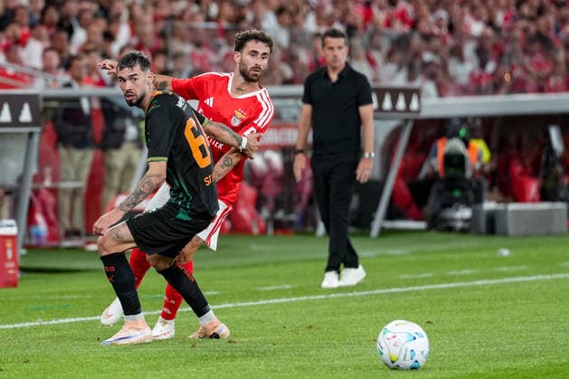 Fussball, UEFA Europa League Qualifikation: SL Benfica vs. FC St. Gallen 1879, Donnerstag, 30.07.2026 (Estadio da Luz, Lissabon, Portugal); Mihailo StevanoviÄ‡, Mihailo Stevanovic (64, FC St. Gallen), Rafa Silva (27, SL Benfica) *** Soccer, UEFA Europa League Qualifying: SL Benfica vs. FC St. Gallen 1879, Thursday, July 30, 2026, Estadio da Luz, Lisbon, Portugal, Mihailo Stevanovic, Mihailo Stevanovic 64, FC St. Gallen, Rafa Silva 27, SL Benfica Copyright: xValentinxDomgjonix