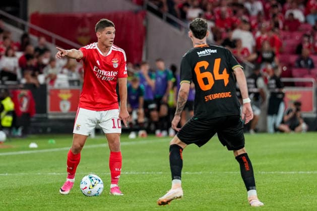 Fussball, UEFA Europa League Qualifikation: SL Benfica vs. FC St. Gallen 1879, Donnerstag, 30.07.2026 (Estadio da Luz, Lissabon, Portugal); Heorhiy Sudakov (10, SL Benfica), Mihailo StevanoviÄ‡, Mihailo Stevanovic (64, FC St. Gallen) *** Soccer, UEFA Europa League Qualifying: SL Benfica vs. FC St. Gallen 1879, Thursday, July 30, 2026, Estadio da Luz, Lisbon, Portugal; Heorhiy Sudakov 10, SL Benfica, Mihailo Stevanovic, Mihailo Stevanovic 64, FC St. Gallen Copyright: xValentinxDomgjonix