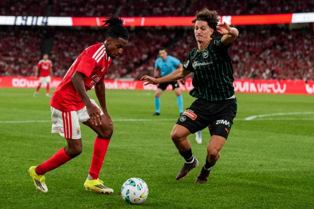 Fussball, UEFA Europa League Qualifikation: SL Benfica vs. FC St. Gallen 1879, Donnerstag, 30.07.2026 (Estadio da Luz, Lissabon, Portugal); Leandro Barreiro (18, SL Benfica), Leon Frokaj (20, FC St. Gallen) *** Soccer, UEFA Europa League Qualifying: SL Benfica vs. FC St. Gallen 1879, Thursday, July 30, 2026, Estadio da Luz, Lisbon, Portugal; Leandro Barreiro (18), SL Benfica; Leon Frokaj (20), FC St. Gallen Copyright: xValentinxDomgjonix