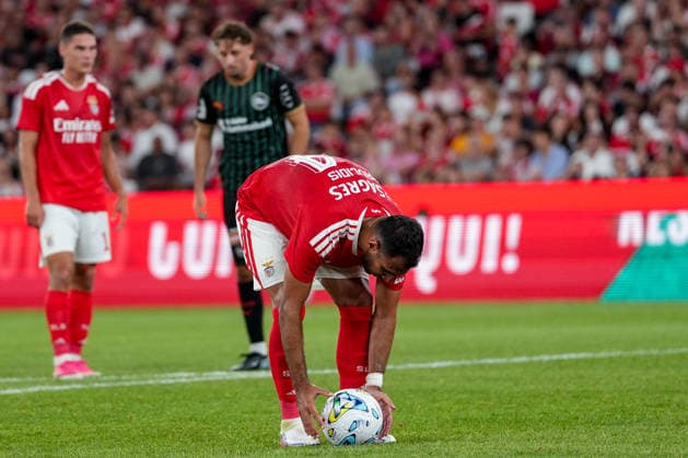 Fussball, UEFA Europa League Qualifikation: SL Benfica vs. FC St. Gallen 1879, Donnerstag, 30.07.2026 (Estadio da Luz, Lissabon, Portugal); Evangelos Pavlidis (14, SL Benfica) setzt den Ball auf den Elfmeterpunkt *** Soccer, UEFA Europa League Qualifying: SL Benfica vs. FC St. Gallen 1879, Thursday, July 30, 2026, Estadio da Luz, Lisbon, Portugal. Evangelos Pavlidis 14. SL Benfica places the ball on the penalty spot. Copyright: xValentinxDomgjonix