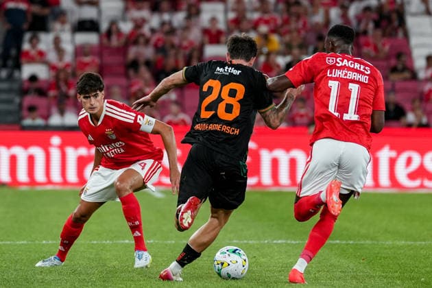 Fussball, UEFA Europa League Qualifikation: SL Benfica vs. FC St. Gallen 1879, Donnerstag, 30.07.2026 (Estadio da Luz, Lissabon, Portugal); Antonio Silva, Antonio Silva (4, SL Benfica), Hugo Vandermersch (28, FC St. Gallen), Dodi LukÃ bakio, Dodi Lukebakio (11, SL Benfica) *** Soccer, UEFA Europa League Qualifying: SL Benfica vs. FC St. Gallen 1879, Thursday, July 30, 2026, Estadio da Luz, Lisbon, Portugal, Antonio Silva, Antonio Silva 4, SL Benfica, Hugo Vandermersch 28, FC St. Gallen, Dodi Lukebakio, Dodi Lukebakio 11, SL Benfica Copyright: xValentinxDomgjonix