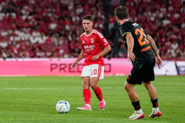 Fussball, UEFA Europa League Qualifikation: SL Benfica vs. FC St. Gallen 1879, Donnerstag, 30.07.2026 (Estadio da Luz, Lissabon, Portugal); Heorhiy Sudakov (10, SL Benfica), Hugo Vandermersch (28, FC St. Gallen) *** Soccer, UEFA Europa League Qualifying: SL Benfica vs. FC St. Gallen 1879, Thursday, July 30, 2026, Estadio da Luz, Lisbon, Portugal; Heorhiy Sudakov 10, SL Benfica; Hugo Vandermersch 28, FC St. Gallen Copyright: xValentinxDomgjonix