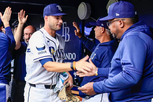 July 30, 2026, St. Petersburg, Florida, USA: Tampa Bay Rays starting pitcher Shane McClanahan (18) shakes hands with bench coach Rodney Linares prior to an MLB, Baseball Herren, USA game against the Texas Rangers on July 30, 2026 at Tropicana Field. The Rays beat the Rangers 3-2 and won the series. St. Petersburg USA - ZUMAh180 20260730_zsp_h180_015 Copyright: xKimxHukarix
