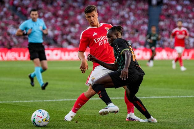 Fussball, UEFA Europa League Qualifikation: SL Benfica vs. FC St. Gallen 1879, Donnerstag, 30.07.2026 (Estadio da Luz, Lissabon, Portugal); Samuel Dahl (26, SL Benfica), Aliou BaldÃ , Aliou Balde (14, FC St. Gallen) *** Soccer, UEFA Europa League Qualifying: SL Benfica vs. FC St. Gallen 1879, Thursday, July 30, 2026, Estadio da Luz, Lisbon, Portugal; Samuel Dahl (26), SL Benfica; Aliou Balde (14), FC St. Gallen Copyright: xValentinxDomgjonix