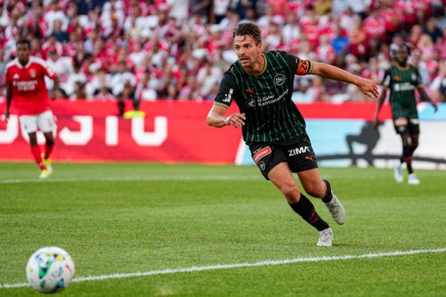 Fussball, UEFA Europa League Qualifikation: SL Benfica vs. FC St. Gallen 1879, Donnerstag, 30.07.2026 (Estadio da Luz, Lissabon, Portugal); Lukas Görtler (16, FC St. Gallen) *** Soccer, UEFA Europa League Qualifying: SL Benfica vs. FC St. Gallen 1879, Thursday, July 30, 2026, Estadio da Luz, Lisbon, Portugal; Lukas Görtler, 16, FC St. Gallen Copyright: xValentinxDomgjonix