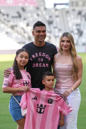 Casemiro poses with his children and wife Ana Mariana during his presentation as a new Inter Miami player at Nu Stadium in Miami, United States, 30 July 2026. Casemiro says he always dreamed of playing with Messi, after having to face him at Real Madrid !ACHTUNG: NUR REDAKTIONELLE NUTZUNG!  Copyright: xALBERTOxBOALx AMDEP9851 20260731-55021037663_1