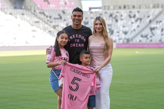 Casemiro poses with his children and wife Ana Mariana during his presentation as a new Inter Miami player at Nu Stadium in Miami, United States, 30 July 2026. Casemiro says he always dreamed of playing with Messi, after having to face him at Real Madrid !ACHTUNG: NUR REDAKTIONELLE NUTZUNG!  Copyright: xALBERTOxBOALx AMDEP9842 20260731-55021037664_1