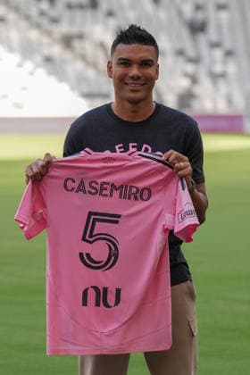 Casemiro holds up his Inter Miami jersey during his introduction as a member of the team at Nu Stadium in Miami, United States, 30 July 2026. Casemiro says he always dreamed of playing with Messi, after having to face him at Real Madrid !ACHTUNG: NUR REDAKTIONELLE NUTZUNG!  Copyright: xALBERTOxBOALx AMDEP9839 20260731-55021037674_1