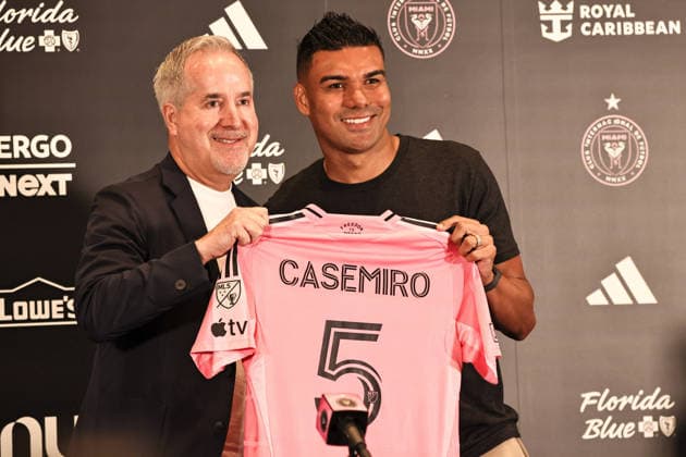 Sport Bilder des Tages July 30, 2026, Miami, Florida, USA: Brazilian midfielder Casemiro and managing owner of Inter Miami, Jorge Mas, pose for a photograph as Casemiro was officially introduced as Inter Miami s new signing during a welcome event at NU Stadium in Miami, Florida, Miami USA - ZUMAa257 20260730_zsp_a257_010 Copyright: xChrisxArjoonx