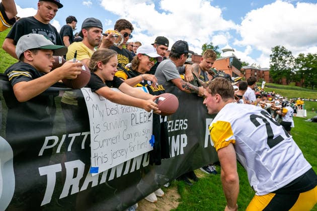 July 30, 2026, Latrobe, Pennsylvania, USA: Pittsburgh Steelers running back ELI HEIDENREICH (29) signs autographs for fans after the Pittsburgh Steelers Training Camp in Latrobe, Pennsylvania. NFL, American Football Herren, USA 2026: Pittsburgh Steelers Training Camp  - ZUMAg257 20260730_zsp_g257_094 Copyright: xBrentxGudenschwagerx