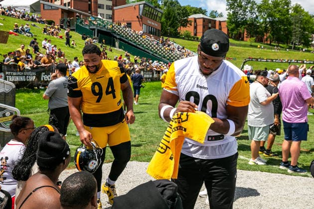 July 30, 2026, Latrobe, Pennsylvania, USA: Pittsburgh Steelers tight end DARNELL WASHINGTON (80) signs autographs for fans after the Pittsburgh Steelers Training Camp in Latrobe, Pennsylvania. NFL, American Football Herren, USA 2026: Pittsburgh Steelers Training Camp  - ZUMAg257 20260730_zsp_g257_101 Copyright: xBrentxGudenschwagerx