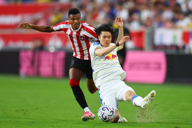 HARRISON, NJ - JULY 30: Ao Tanaka 22 of Leeds United FC battles Reinildo Mandava 17 of Sunderland AFC during the game on July 30, 2026 at Sports Illustrated Stadium in Harrison, New Jersey. (Photo by Rich Graessle Icon Sportswire) SOCCER: JUL 30 Leeds United v Sunderland AFC EDITORIAL USE ONLY Icon260723029552