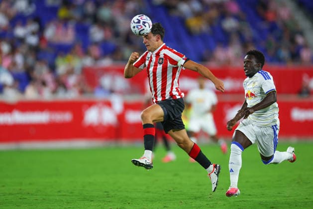 HARRISON, NJ - JULY 30: Luke O Nien 13 of Sunderland AFC heads the ball during the game against Leeds United FCC on July 30, 2026 at Sports Illustrated Stadium in Harrison, New Jersey. (Photo by Rich Graessle Icon Sportswire) SOCCER: JUL 30 Leeds United v Sunderland AFC EDITORIAL USE ONLY Icon260723029595