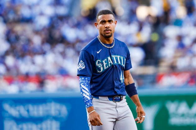 MLB, Baseball Herren, USA - Los Angeles Dodgers vs Seattle Mariners Mariners center fielder Julio Rodriguez walks in between innings during the MLB game between the Los Angeles Dodgers and Seattle Mariners at Uniqlo Field in Dodgers Stadium in Los Angeles, California, USA, 30 July 2026. LOS ANGELES CALIFORNIA UNITED STATES  Copyright: xCHRISxTORRESx