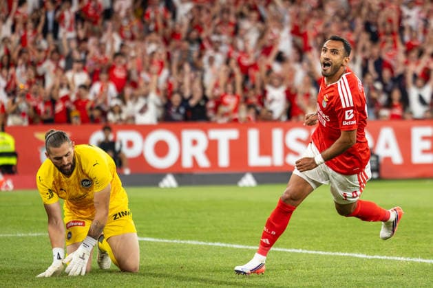 Benfica Vs St. Gallen in Lisbon - 30 Jul 2026 Lukas Watkowiak of St. Gallen and Vangelis Pavlidis of Benfica seen in action during the UEFA Europa League match between Benfica and FC St. Gallen at Estádio da Luz. Final score; Benfica 5:0 St. Gallen. Lisbon Portugal Copyright: xNunoxBrancox xSOPAxImagesx NBR_BenficaVsGallen-19