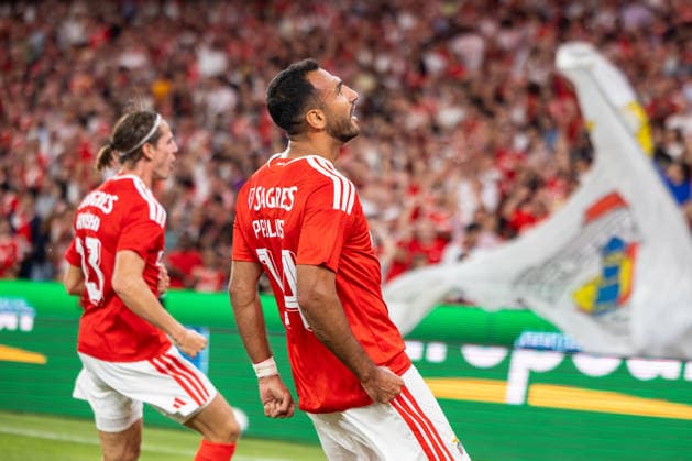 Sport Bilder des Tages Benfica Vs St. Gallen in Lisbon - 30 Jul 2026 Jakub Kami?ski (L) and Vangelis Pavlidis (R) of Benfica celebrate a goal during the UEFA Europa League match between Benfica and FC St. Gallen at Estádio da Luz. Final score; Benfica 5:0 St. Gallen. Lisbon Portugal Copyright: xNunoxBrancox xSOPAxImagesx NBR_BenficaVsGallen-23