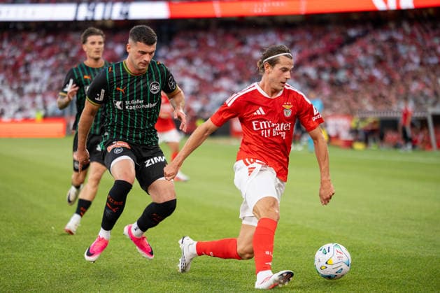 Benfica Vs St. Gallen in Lisbon - 30 Jul 2026 Jozo Stanic of St. Gallen and Jakub Kami?ski (R) of Benfica seen in action during the UEFA Europa League match between Benfica and FC St. Gallen at Estádio da Luz. Final score; Benfica 5:0 St. Gallen. Lisbon Portugal Copyright: xNunoxBrancox xSOPAxImagesx NBR_BenficaVsGallen-9