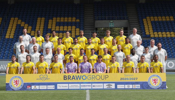 Eintracht Braunschweig; 2.BL, Portraettermin 2026 2027 Mannschaftsfoto, 4. Reihe v.l. Florian Brand (Mannschaftsarzt), Aaron Opoku, Sanoussy Ba, Noah Katterbach, Yann Sturm, Johan Gomez, Tristan Wagner, Maximilian Entrup, Holm Stelzer (Team-Manager) 3. Reihe v.l. Niklas Kuehne (Leiter Physiotherapie) Florian Horn (Physiotherapeut), Felix Hilke (Physiotherapeut), Max Marie, Fabio Di Michele Sanchez, Mehmet Aydin, Jovan Mijatovic, Damjan Kovacevic, Junior ZÅ½, Berthold Schliwa (Betreuer), Christian Skolik (Zeugwart, Busfahrer) 2. Reihe v.l. Lars Kornetka (Cheftrainer), Marc Pfitzner (Co-Trainer) Marcel Goslar (Co-Trainer), Stefan Kulovits (Co-Trainer), Sidney Raebiger, Samuele di Benedetto, Robin Heusser, Lino Tempelmann, Tilman Gerdes (Co-Trainer Videoanalyse), Alfred Ntiamoah (Athletik), Tizian van der Puetten (Athletik), Jasmin Fejzic (Torwarttrainer) 1. Reihe v.l. Kevin Ehlers, Andi Hoti, Frederik Jaekel, Lukas Frenkert, Benjamin Uphoff, Ron-Thorben Hoffmann, Nick Bodon, Florian Flick, Louis Breunig, Jan Urbich, Sidi Sane *** Eintracht Braunschweig 2nd Bundesliga, 2026–2027 Team Photo Shoot, 4th row from left: Florian Brand (team doctor), Aaron Opoku, Sanoussy Ba, Noah Katterbach, Yann Sturm, Johan Gomez, Tristan Wagner, Maximilian Entrup, Holm Stelzer, team manager; 3rd row, from left: Niklas Kuehne, head of physical therapy; Florian Horn, physical therapist; Felix Hilke, physical therapist; Max Marie, Fabio Di Michele Sanchez, Mehmet Aydin, Jovan Mijatovic; Damjan Kovacevic, Junior ZÅ½, Berthold Schliwa, Support Staff, Christian Skolik, Equipment Manager, Bus Driver; 2nd row, from left: Lars Kornetka, Head Coach; Marc Pfitzner, Assistant Coach; Marcel Goslar, Assistant Coach; Stefan Kulovits, Assistant Coach; Sidney Raebiger, Samuele di Benedetto, Robin Heusser, Lino Tempelmann, Tilman Gerdes (Assistant Coach, Video Analysis), Alfred Ntiamoah (Strength and Conditioning), Tizian van der Puetten (Strength and Conditioning), Jasmin Fejzic (Goalkeeper Coach); 1st row, from left: Kevin Ehlers, Andi Hoti, Frederik Jaekel, Lukas Frenkert, Benjamin Uphoff, Ron Thorben Hoffmann, Nick Bodon, Florian Flick, Louis Breunig, Jan Urbich, Sidi Sane
