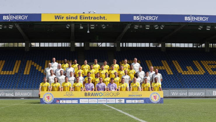 Eintracht Braunschweig; 2.BL, Portraettermin 2026 2027 Mannschaftsfoto, 4. Reihe v.l. Florian Brand (Mannschaftsarzt), Aaron Opoku, Sanoussy Ba, Noah Katterbach, Yann Sturm, Johan Gomez, Tristan Wagner, Maximilian Entrup, Holm Stelzer (Team-Manager) 3. Reihe v.l. Niklas Kuehne (Leiter Physiotherapie) Florian Horn (Physiotherapeut), Felix Hilke (Physiotherapeut), Max Marie, Fabio Di Michele Sanchez, Mehmet Aydin, Jovan Mijatovic, Damjan Kovacevic, Junior ZÅ½, Berthold Schliwa (Betreuer), Christian Skolik (Zeugwart, Busfahrer) 2. Reihe v.l. Lars Kornetka (Cheftrainer), Marc Pfitzner (Co-Trainer) Marcel Goslar (Co-Trainer), Stefan Kulovits (Co-Trainer), Sidney Raebiger, Samuele di Benedetto, Robin Heusser, Lino Tempelmann, Tilman Gerdes (Co-Trainer Videoanalyse), Alfred Ntiamoah (Athletik), Tizian van der Puetten (Athletik), Jasmin Fejzic (Torwarttrainer) 1. Reihe v.l. Kevin Ehlers, Andi Hoti, Frederik Jaekel, Lukas Frenkert, Benjamin Uphoff, Ron-Thorben Hoffmann, Nick Bodon, Florian Flick, Louis Breunig, Jan Urbich, Sidi Sane *** Eintracht Braunschweig 2nd Bundesliga, 2026–2027 Team Photo Shoot, 4th row from left: Florian Brand (team doctor), Aaron Opoku, Sanoussy Ba, Noah Katterbach, Yann Sturm, Johan Gomez, Tristan Wagner, Maximilian Entrup, Holm Stelzer, team manager; 3rd row, from left: Niklas Kuehne, head of physical therapy; Florian Horn, physical therapist; Felix Hilke, physical therapist; Max Marie, Fabio Di Michele Sanchez, Mehmet Aydin, Jovan Mijatovic; Damjan Kovacevic, Junior ZÅ½, Berthold Schliwa, Support Staff, Christian Skolik, Equipment Manager, Bus Driver; 2nd row, from left: Lars Kornetka, Head Coach; Marc Pfitzner, Assistant Coach; Marcel Goslar, Assistant Coach; Stefan Kulovits, Assistant Coach; Sidney Raebiger, Samuele di Benedetto, Robin Heusser, Lino Tempelmann, Tilman Gerdes (Assistant Coach, Video Analysis), Alfred Ntiamoah (Strength and Conditioning), Tizian van der Puetten (Strength and Conditioning), Jasmin Fejzic (Goalkeeper Coach); 1st row, from left: Kevin Ehlers, Andi Hoti, Frederik Jaekel, Lukas Frenkert, Benjamin Uphoff, Ron Thorben Hoffmann, Nick Bodon, Florian Flick, Louis Breunig, Jan Urbich, Sidi Sane