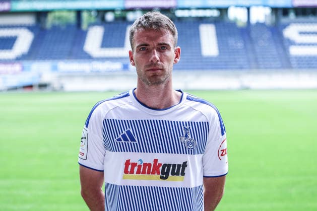 Fussball, 3.Liga Saison 2026 2027 Team- und Porträtfototermin MSV Duisburg 30.07.2026, schauinsland-reisen-arena Max Besuschkow (MSV Duisburg, 17) Duisburg schauinsland-reisen-arena Nordrhein-Westfalen Deutschland *** Sports, Soccer, 3rd Division 2026–2027 Season: MSV Duisburg Team and Portrait Photo Session, July 30, 2026, Schauinsland Reisen Arena, Max Besuschkow, MSV Duisburg, 17 Duisburg, Schauinsland Reisen Arena, North Rhine-Westphalia, Germany