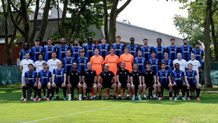 SV Waldhof Mannheim; 3.Liga, Porträttermin 2026 2027, Mannschaftsfoto, hi. Reihe v.li.: Nolan Xavier Muteba N Tumba (NTumba), Kian Ramadani, Claudio Kammerknecht, Terrence Boyd, Goncalo de Almeida Gregorio, Jid Okeke, Maximilian Thalhammer, Moritz Polte, Adama Diakhaby, Lukas Klünter, Noah Sarenren Bazee, Jascha Brandt, Tim Sechelmann, Vincent Thill, mi. Reihe v.li.: Yannick Heck (Teammanager), Mario Rosato (Physiotherapeut), Cedric Schmidt (Physiotherapeut), Kushtrim Asallari, Denis Kryeziu, Lucien Hawryluk (Torwart), Thijmen Nijhuis (Torwart), Jan Niemann (Torwart), Julian Ulbricht, Francisco Mascarenhas (Masca), Diego Michel, Marco Nachrichter (Teambetreuer), Fred Haas (Teambetreuer), vo. Reihe v.li.: Djayson Eduardo Cardoso Mendes, Yannis Hör, Julian Rieckmann, Luis Barbosa (Athletiktrainer), Asif Saric (Co-Trainer), Rui Mota (Trainer, Cheftrainer), Pedro Sacramento (Co-Trainer), Bruno Freitas (Torwarttrainer), Lennart Lisson (Videoanalyst), Lovis Bierschenk, Leroy-Jacques Mickels, Arlind Rexhepi *** SV Waldhof Mannheim, 3rd Division, Team Photo Session 2026–2027, Team photo, back row from left: Nolan Xavier Muteba, N. Tumba, N. Tumba, Kian Ramadani, Claudio Kammerknecht, Terrence Boyd, Goncalo de Almeida Gregorio, Jid Okeke, Maximilian Thalhammer, Moritz Polte, Adama Diakhaby, Lukas Klünter, Noah Sarenren Bazee, Jascha Brandt, Tim Sechelmann, Vincent Thill, middle row from left: Yannick Heck (team manager), Mario Rosato (physical therapist), Cedric Schmidt (physical therapist), Kushtrim Asallari, Denis Kryeziu, Lucien Hawryluk (Goalkeeper), Thijmen Nijhuis (Goalkeeper), Jan Niemann (Goalkeeper), Julian Ulbricht, Francisco Mascarenhas (Masca), Diego Michel, Marco Nachrichter (Team Support Staff), Fred Haas (Team Support Staff), from left to right: Djayson Eduardo Cardoso Mendes, Yannis Hör, Julian Rieckmann, Luis Barbosa, Strength and Conditioning Coach; Asif Saric, Assistant Coach; Rui Mota, Coach, Head Coach; Pedro Sacramento, Assistant Coach; Bruno Freitas, Goalkeeper Coach; Lennart Lisson, Video Analyst; Lovis Bierschenk, Leroy Jacques Mickels, Arlind Rexhepi xozx