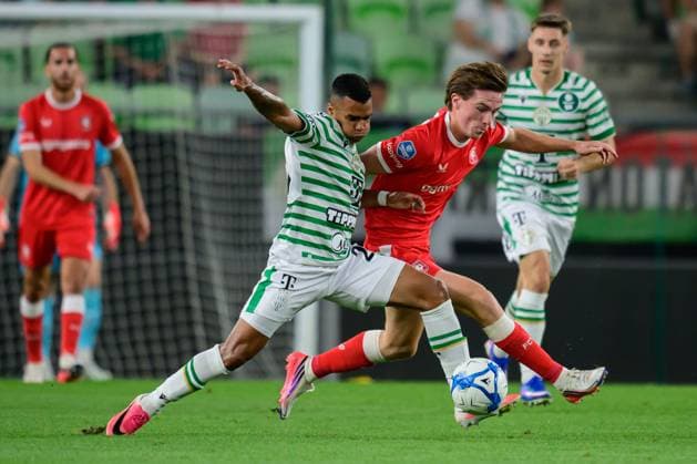 Budapest , 30-07-2026 , Groupama Arena , season 2026 2027 , UEFA Europa League play-off football , match between Ferencvarosi TC and FC Twente , picture shows Ferencvarosi player Cadu FC Twente player Daan Rots Ferencvarosi - Twente  x205343285x Copyright: