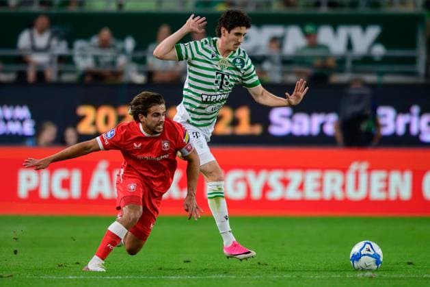 Budapest , 30-07-2026 , Groupama Arena , season 2026 2027 , UEFA Europa League play-off football , match between Ferencvarosi TC and FC Twente , picture shows FC Twente player Bart van Rooij Ferencvarosi player Callum ODowda Ferencvarosi - Twente  x205343301x Copyright: