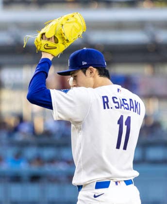 July 30, 2026, Los Angeles, California, USA: Los Angeles Dodgers Roki Sasaki during the first inning of the regular season MLB, Baseball Herren, USA game against the Seattle Mariners on Thursday July 30, 2026 at Dodger Stadium in Los Angeles, California. Roki Sasaki switched to a noticeably larger glove to help hide his grip and stop tipping his pitches to opposing hitters. USA News - July 30, 2026  - ZUMAa60_ 0863075519st Copyright: xArmandoxArorizox