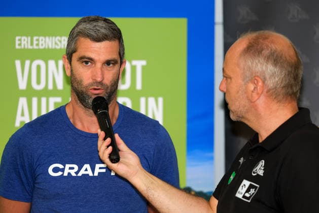 HANDBALL - HBL, Kiel, training camp GRAZ,AUSTRIA,31.JUL.26 - HANDBALL - HBL Handball-Bundesliga, THW Kiel, press conference, PK, Pressekonferenz Image shows head coach Benjamin Teras (BT Fuechse) and press officer Christian Robohm (Kiel).  GEPAxpictures xMarioxBuehner-Weinrauch